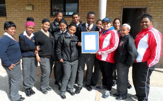 Natasha Bredenkamp (regs) saam met Gansbaai Academia se “Food for Sport Group”. (Foto: Simoné Davel)  